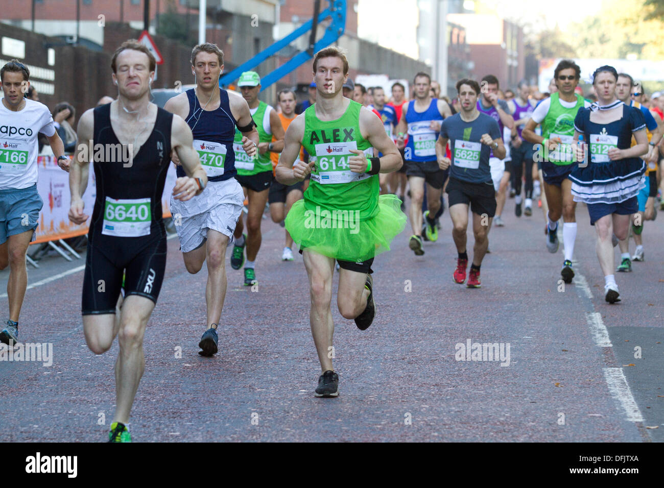 Hyde Park Londres, Royaume-Uni. 6Th Oct 2013. Un nombre record de coureurs estimé à 16 000 ont pris part à la Royal Parks Foundation half marathon race avec des coureurs vêtus de costumes d'animaux et de la bande dessinée pour recueillir de l'argent pour plus de 300 organismes de bienfaisance enregistrés : Crédit amer ghazzal/Alamy Live News Banque D'Images