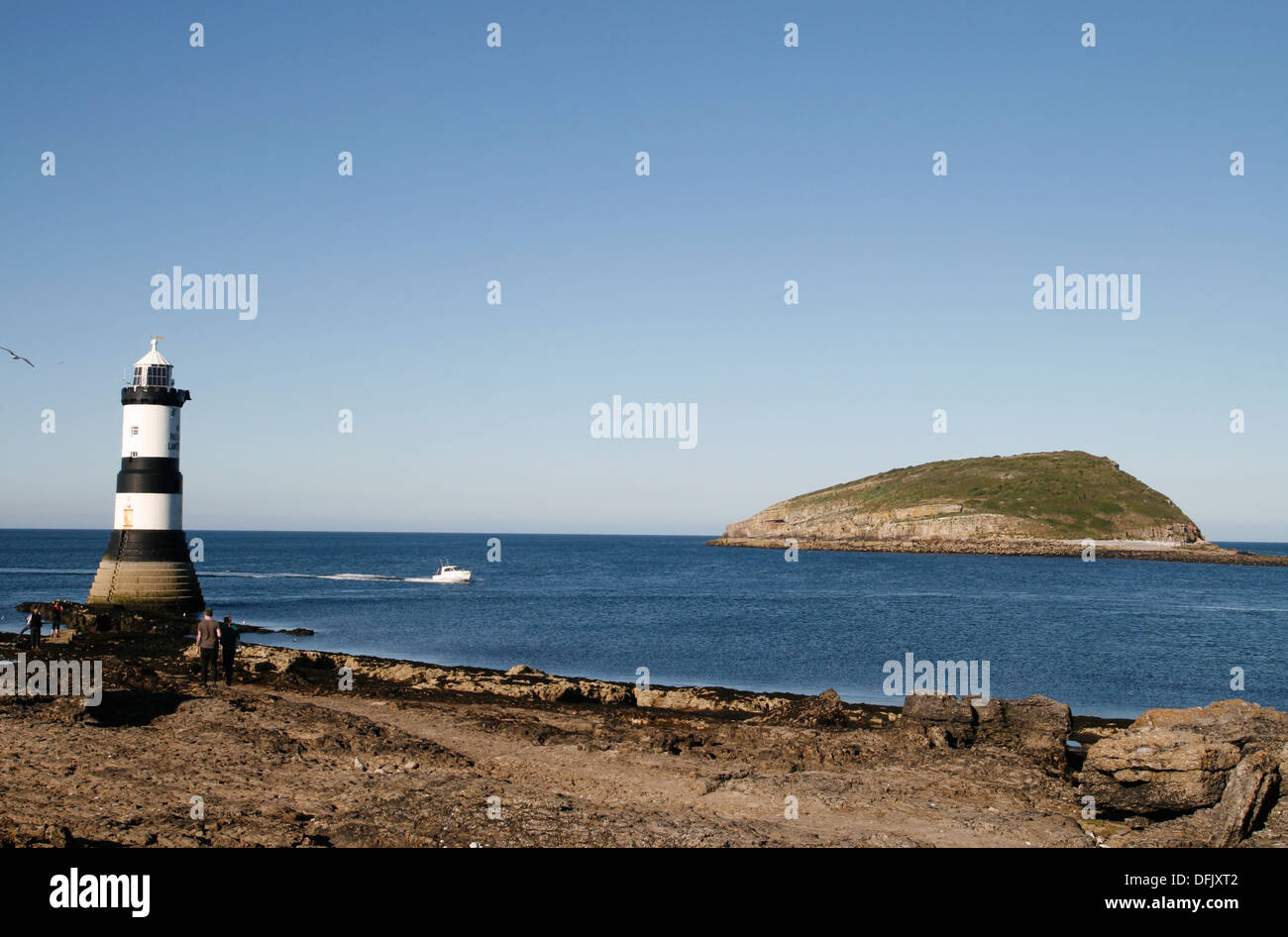 Phare et l'île de macareux de Point Noir Ile d'Anglesey au Pays de Galles UK Banque D'Images