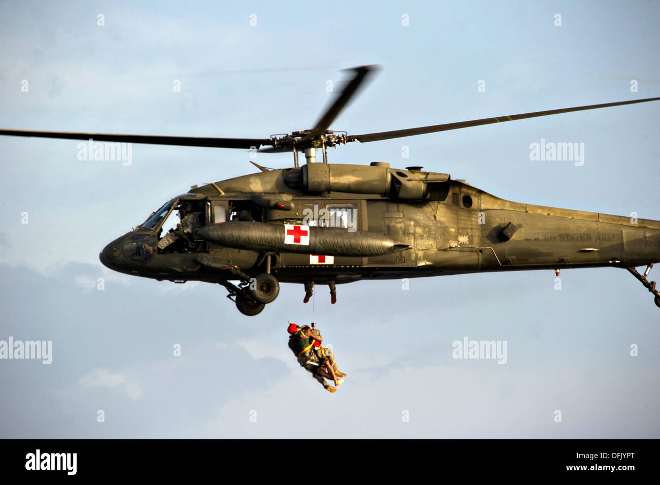 L'Armée américaine UN UH-60 Black Hawk hisse des bérets verts à partir du 7ème groupe des forces spéciales au cours de l'exploitation le 25 juillet 2013 au large de la côte de Roatan, Honduras. Banque D'Images