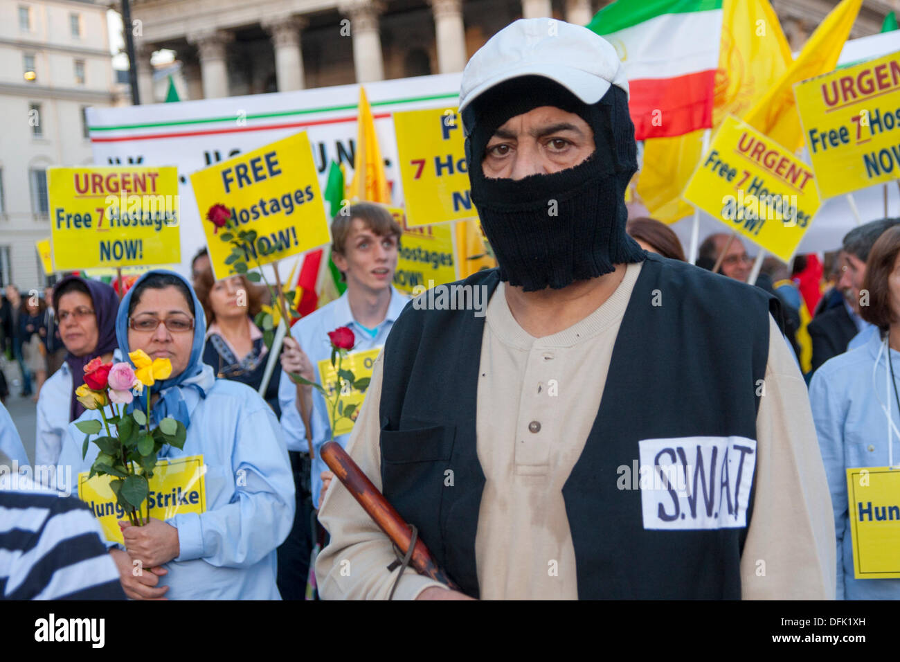 Londres, 06 octobre 2013. Des dizaines d'Anglo-Iranians manifestation à Trafalgar Square de Londres à la libération de 7 otages au cours d'un massacre à partir du camp Ashraf détenus par l'Iraq. Crédit : Paul Davey/Alamy Live News Banque D'Images