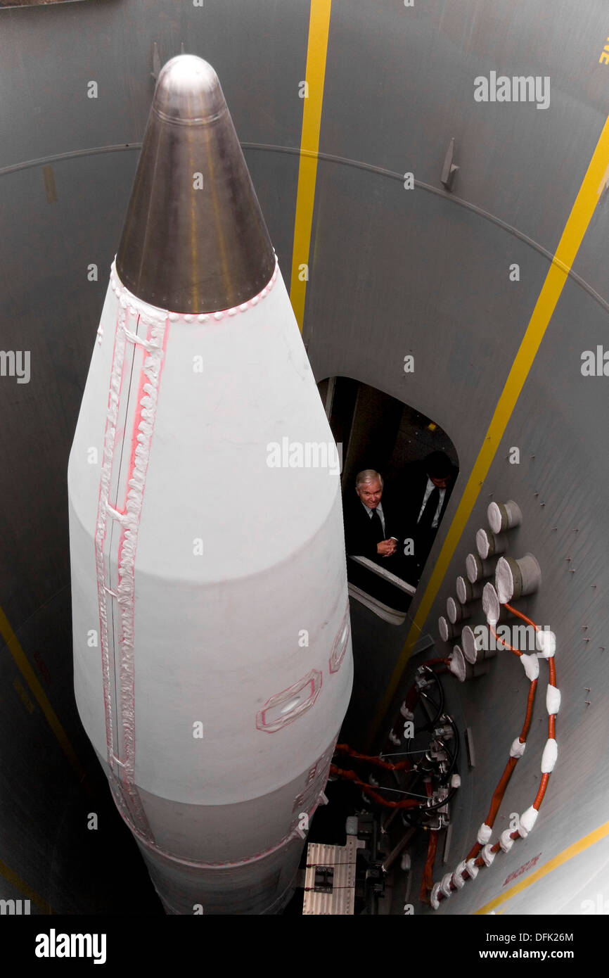 Le secrétaire américain à la Défense Robert Gates pairs d'un défaut d'interface de Silo pour voir un missile d'interception au sol lors d'une visite au Complexe de défense antimissile 1 juin 2009 à Fort Greely, en Alaska. Banque D'Images