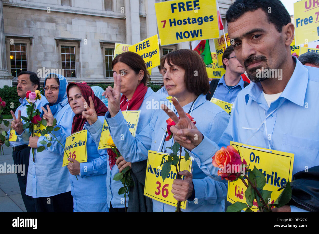 Londres, 06 octobre 2013. Des grévistes de la faim s'est joint à des dizaines d'Anglo-Iranians protestant in London's Trafalgar Square pour la libération des 7 otages au cours d'un massacre à partir du camp Ashraf détenus par l'Iraq. Crédit : Paul Davey/Alamy Live News Banque D'Images