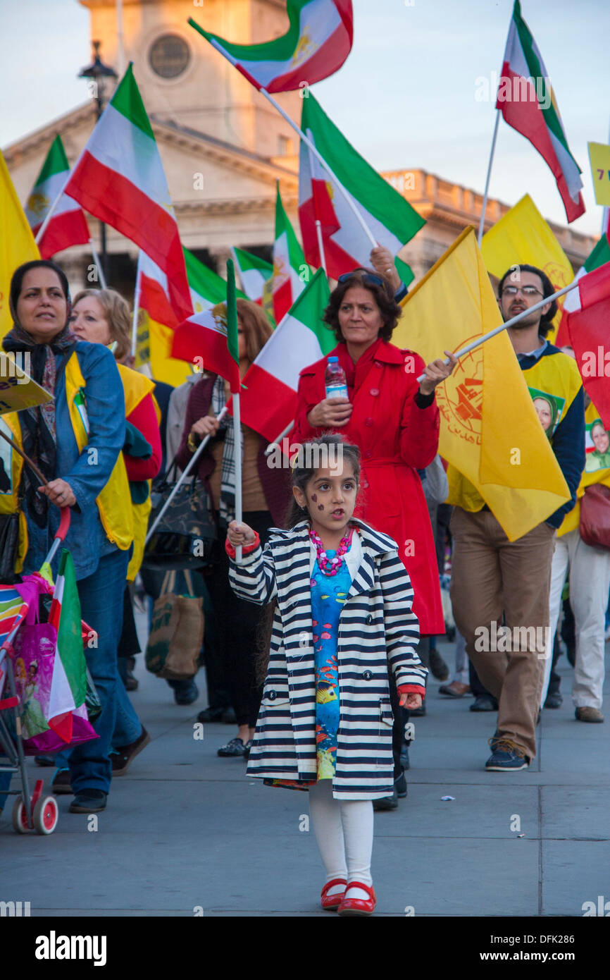 Londres, 06 octobre 2013. Des dizaines d'Anglo-Iranians manifestation à Trafalgar Square de Londres à la libération de 7 otages au cours d'un massacre à partir du camp Ashraf et détenus par l'Iraq. Crédit : Paul Davey/Alamy Live News Banque D'Images