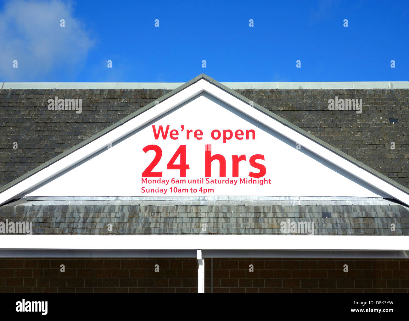 Une ouverture 24 heures sur un supermarché Tesco chanter Banque D'Images