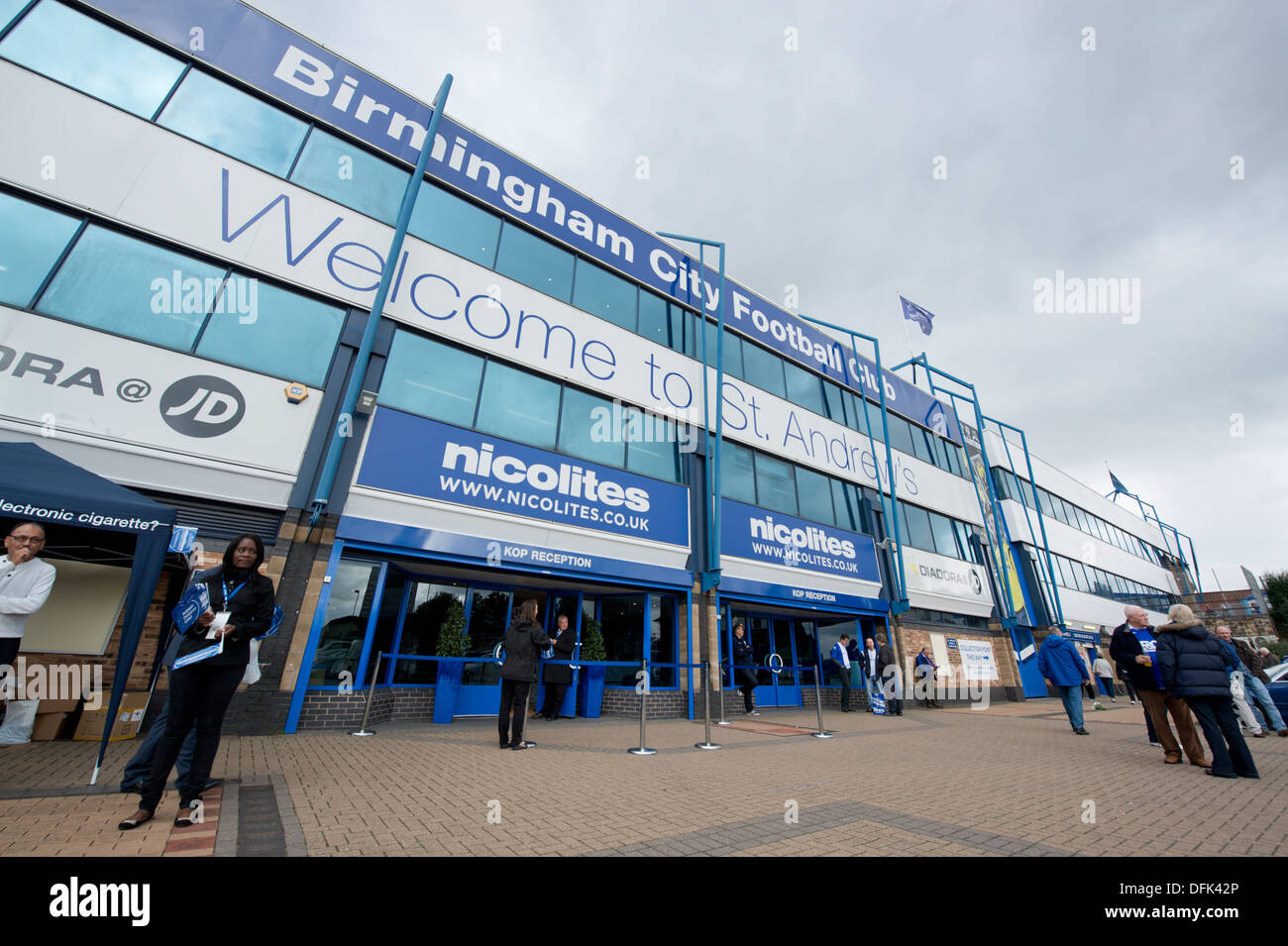 Fans à l'extérieur de St Andrew's, stade de Birmingham City Football Club. Banque D'Images
