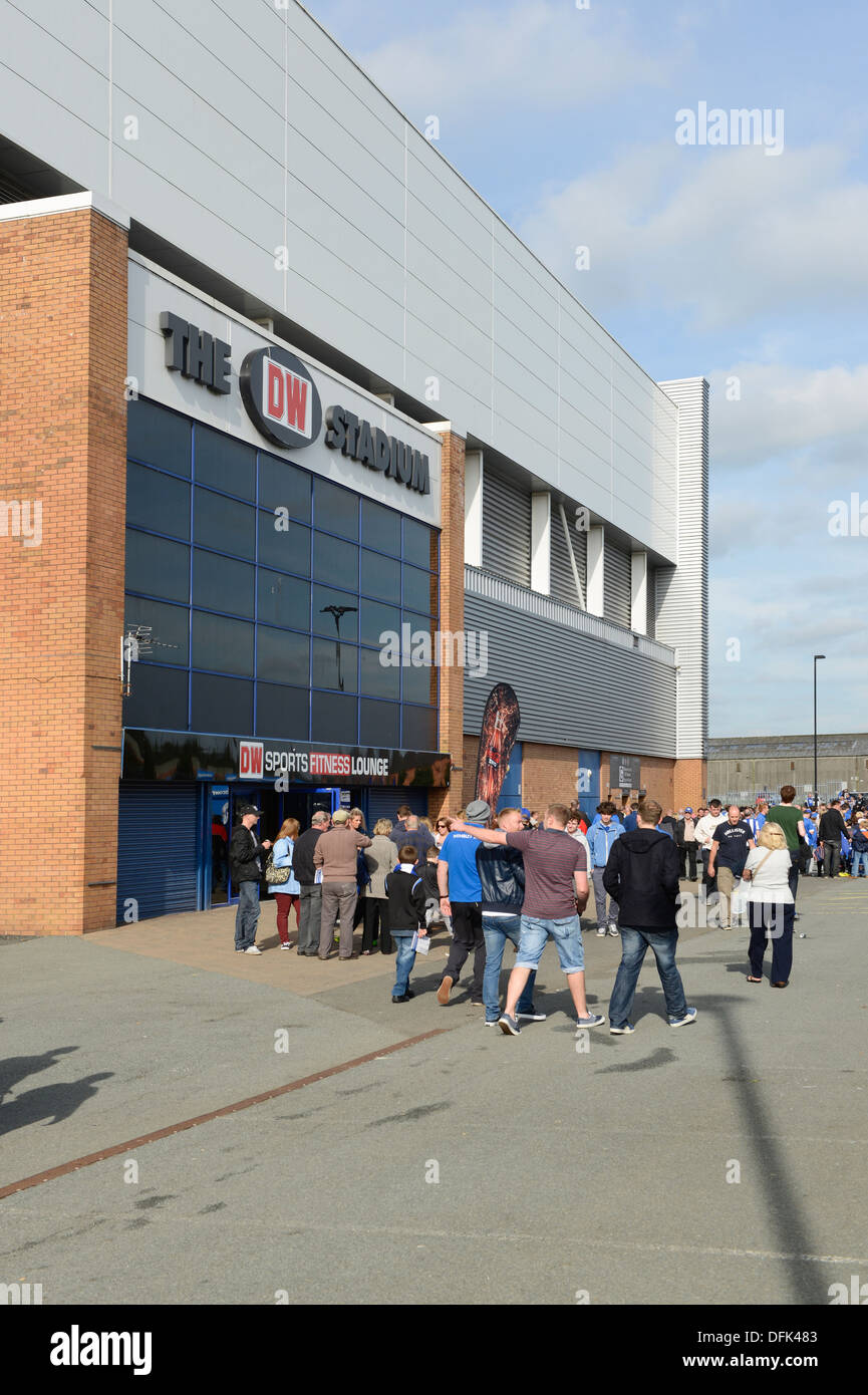 Fans à l'extérieur de la DW Stadium, domicile du Club de Football Wigan Athletic et Wigan Warriors Rugby League FC. Banque D'Images