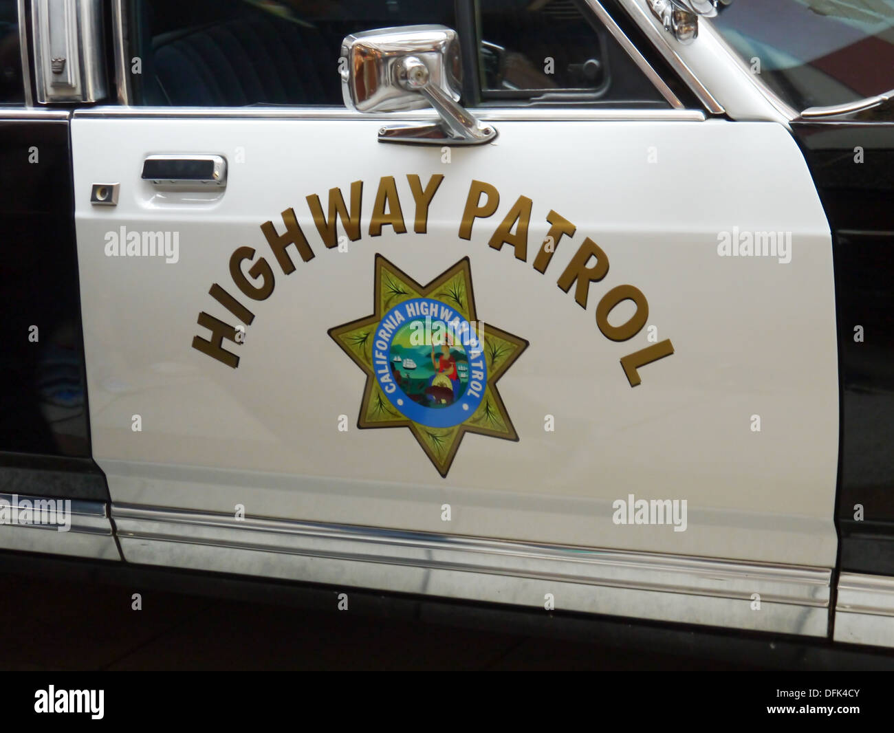 California Highway Patrol logo sur le côté d'une voiture de police Banque D'Images