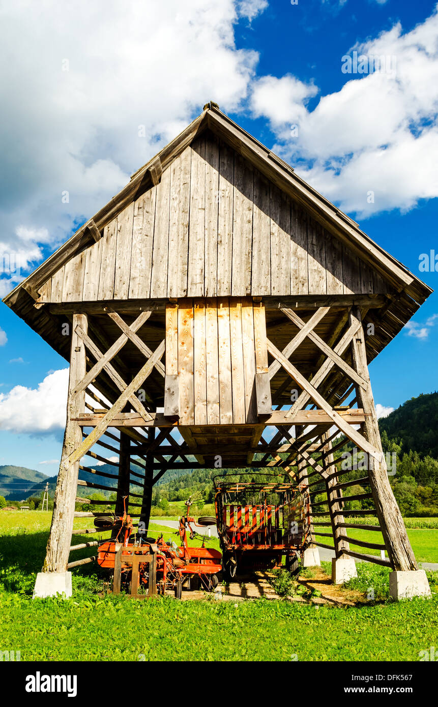 Ancienne grange typique (double) hayracks en Slovénie Banque D'Images