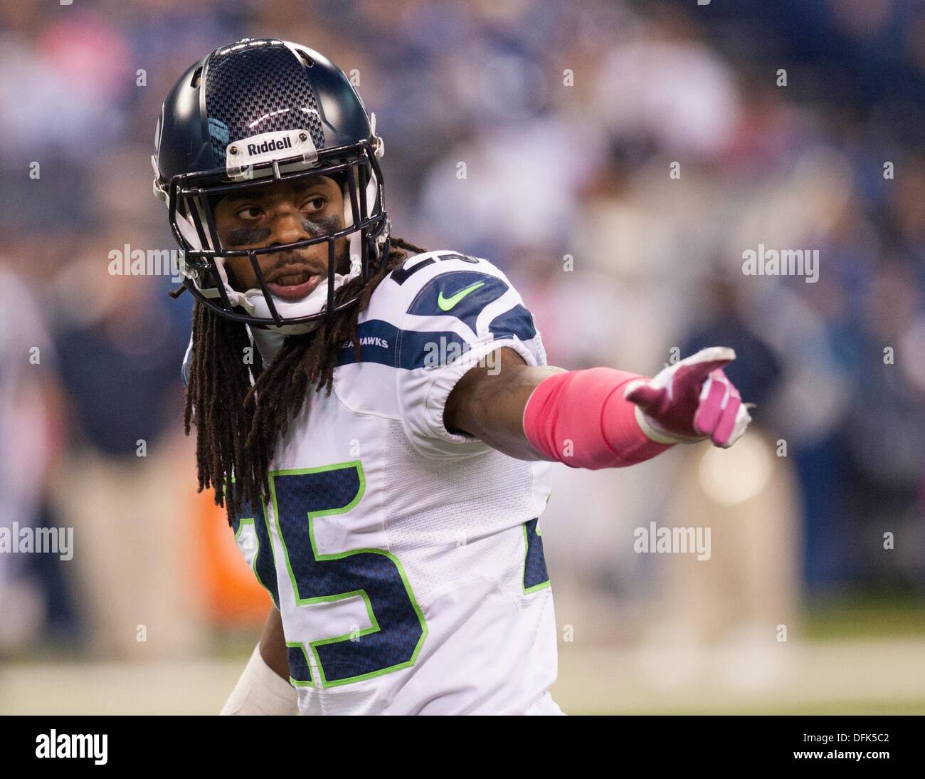 Indianapolis, OH, USA. 6Th Oct 2013. 06 octobre 2013 : Seattle Seahawks Richard évoluait Sherman (25) points pour un fonctionnaire au cours de la NFL match entre les Seattle Seahawks et les Indianapolis Colts au Lucas Oil Stadium à Indianapolis, IN. Les Indianapolis Colts défait les Seattle Seahawks 34-28. Credit : csm/Alamy Live News Banque D'Images