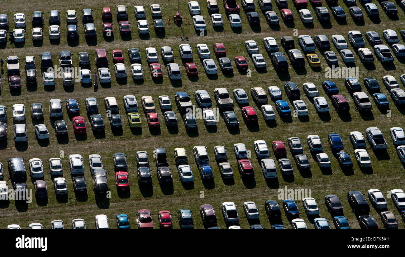 Photographie aérienne de voitures stationnées à AirVenture 2013, Experimental Aircraft Association, Oshkosh, Wisconsin Banque D'Images