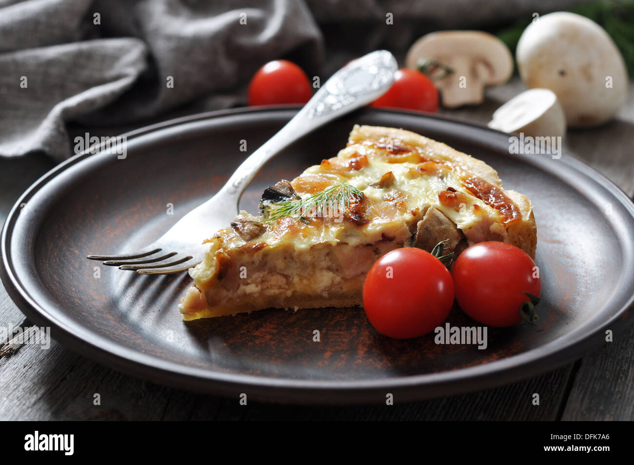 La quiche traditionnelle française tarte avec le poulet et les champignons sur un fond de bois Banque D'Images