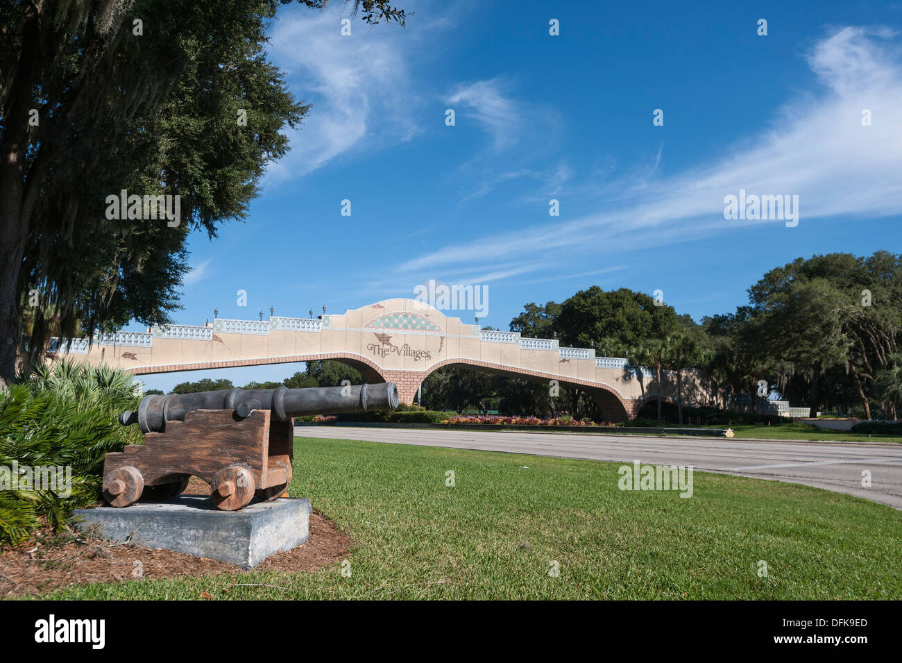 Chariot de golf pont croisé dans les villages Lady Lake Floride USA. Un adulte de la communauté de retraite de golf. Banque D'Images