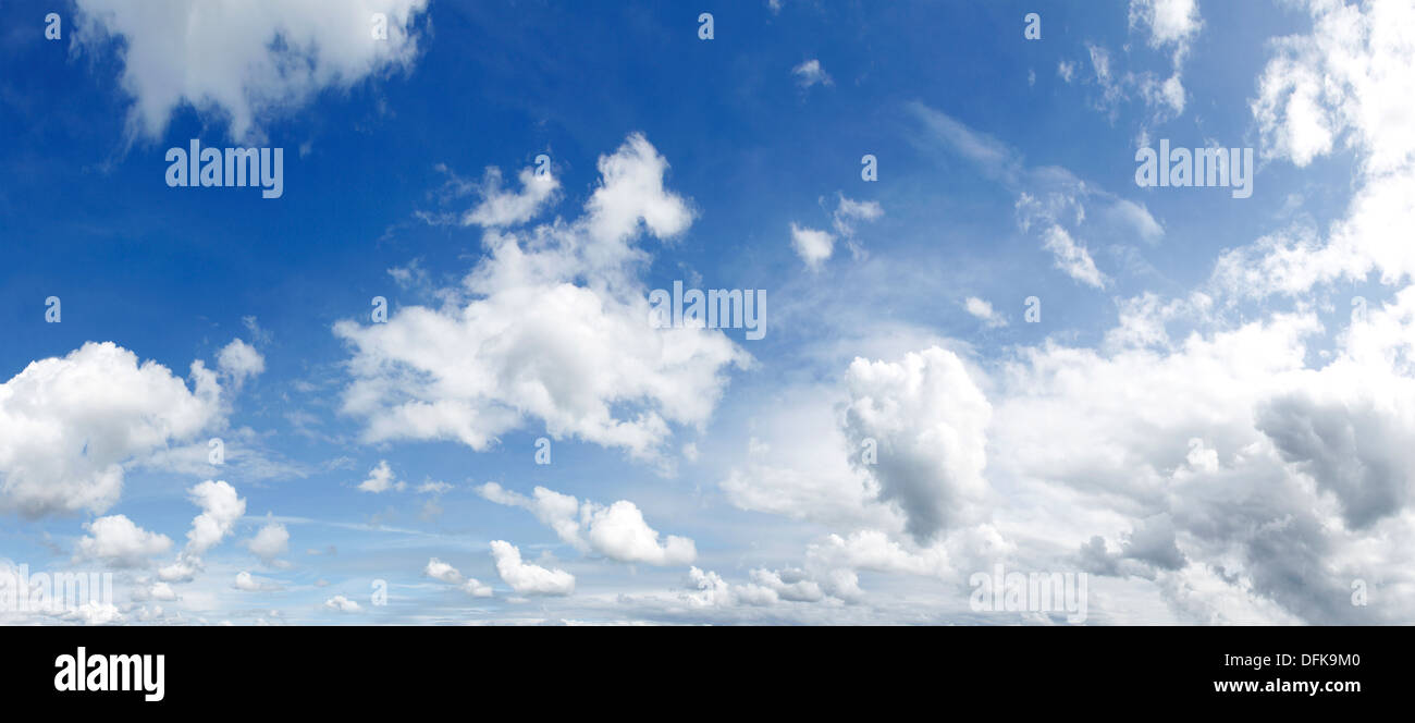Les nuages blancs dans le ciel bleu. Grand fichier haute résolution. Banque D'Images