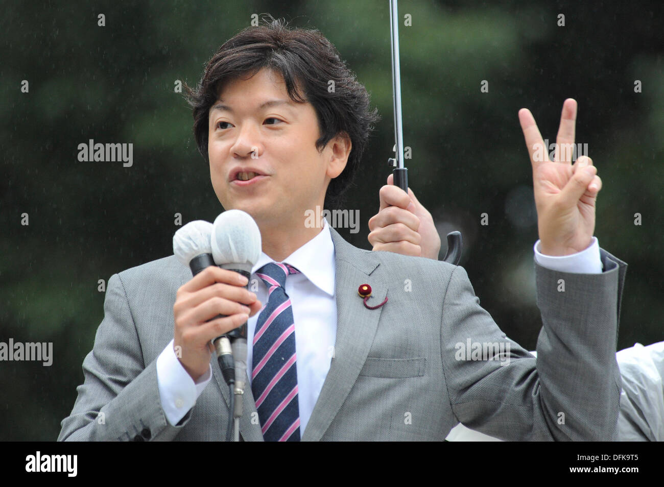 Tokyo, Japon. 5 octobre 2013. Taiga Ishikawa, membre de l'assemblée générale de la paroisse Toshima, le Parti social-démocrate, ou SDP, a fait un discours pour l'élection du chef du parti la semaine prochaine au Poste Shibuya, Shibuya, Tokyo, Japon le 5 octobre 2013. Credit : Koichiro Suzuki/AFLO/Alamy Live News Banque D'Images