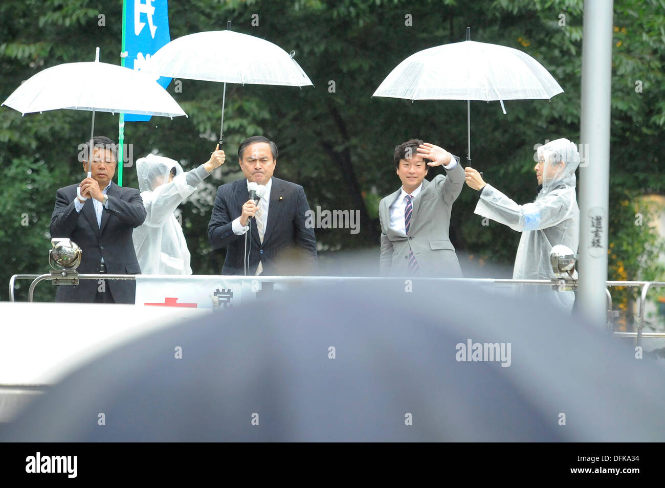 Tokyo, Japon. 5 octobre 2013. Taiga Ishikawa, membre de l'assemblée générale de la paroisse Toshima, le Parti social-démocrate, ou SDP, deuxième à partir de la droite, et Yoshida Tadatomo, membre de la Chambre des conseillers municipaux de SDP, centre, fait speechese pour l'élection du chef du parti la semaine prochaine au Poste Shibuya, Shibuya, Tokyo, Japon le 5 octobre 2013. Credit : Koichiro Suzuki/AFLO/Alamy Live News Banque D'Images