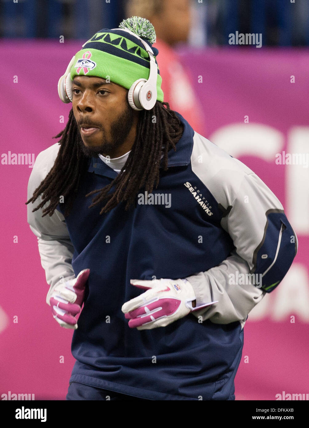 Indianapolis, Indiana, USA. 6Th Oct 2013. 06 octobre 2013 : Seattle Seahawks receveur Sidney Rice (18) pendant l'échauffement avant le match de la NFL entre les Seattle Seahawks et les Indianapolis Colts au Lucas Oil Stadium à Indianapolis, IN. Les Indianapolis Colts défait les Seattle Seahawks 34-28. Credit : csm/Alamy Live News Banque D'Images