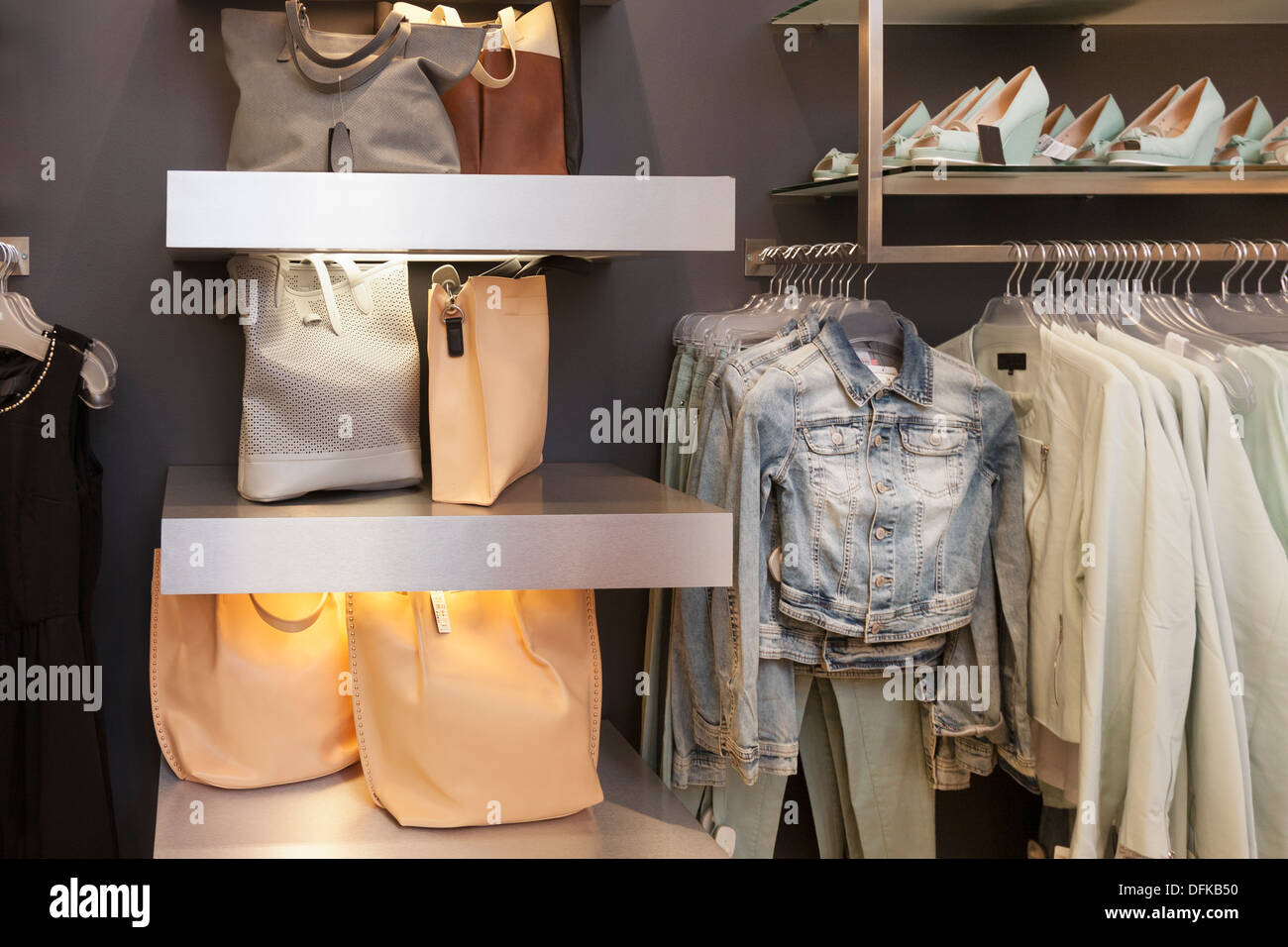 Shop display of handbags Banque de photographies et d'images à haute  résolution - Alamy