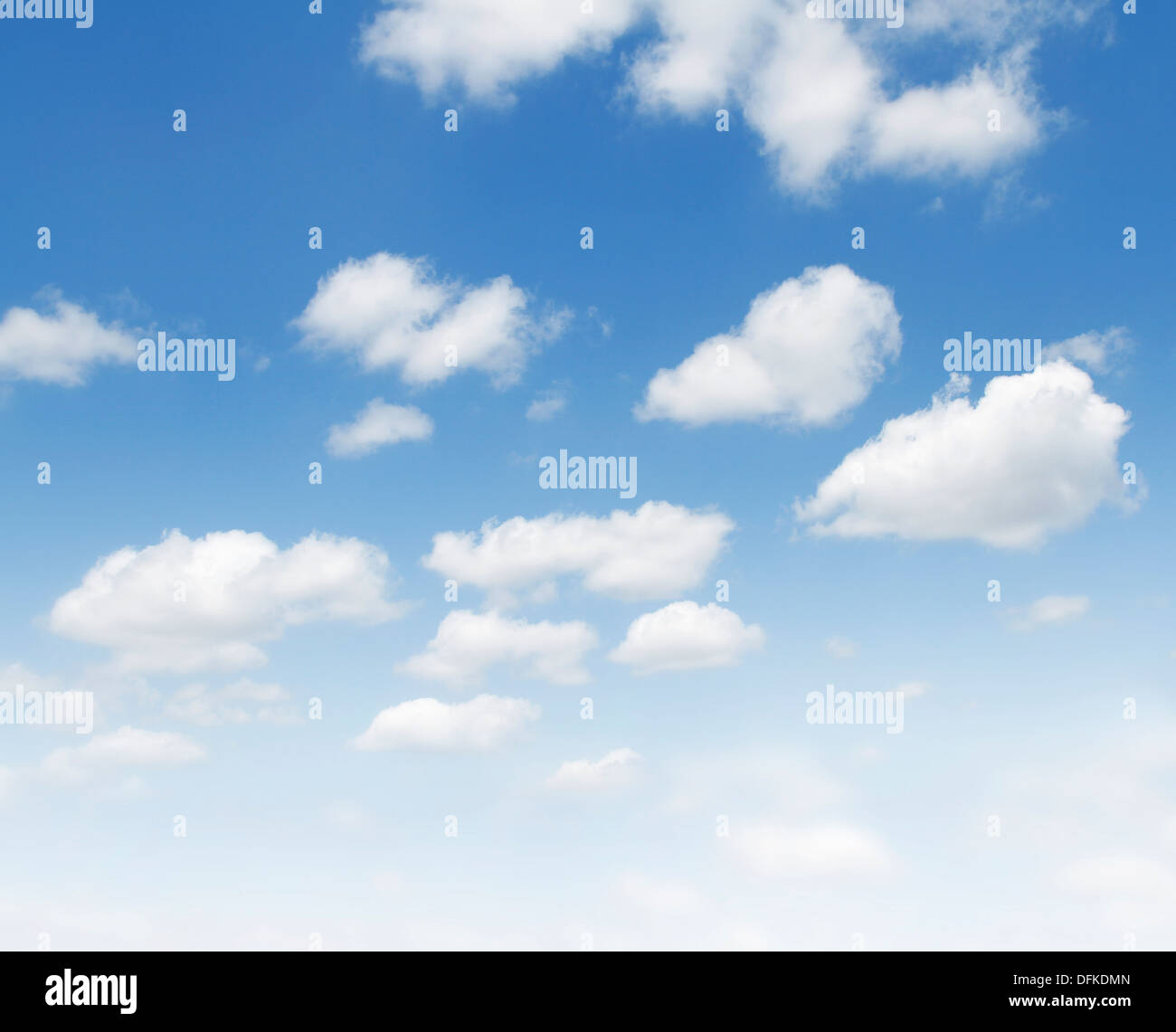 White fluffy clouds in sky Banque D'Images