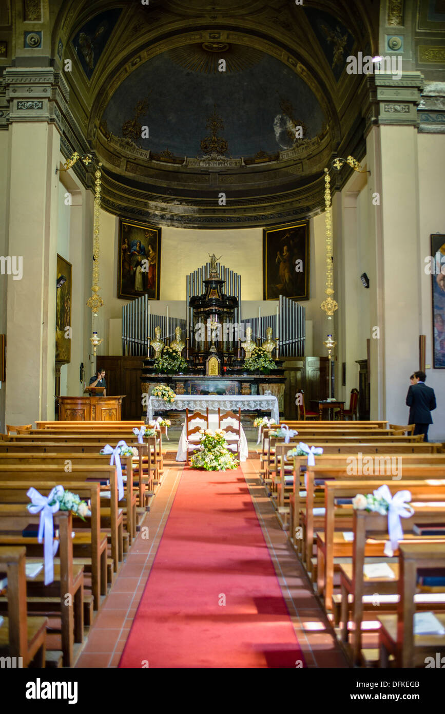 La décoration de l'église pour le mariage Photo Stock - Alamy