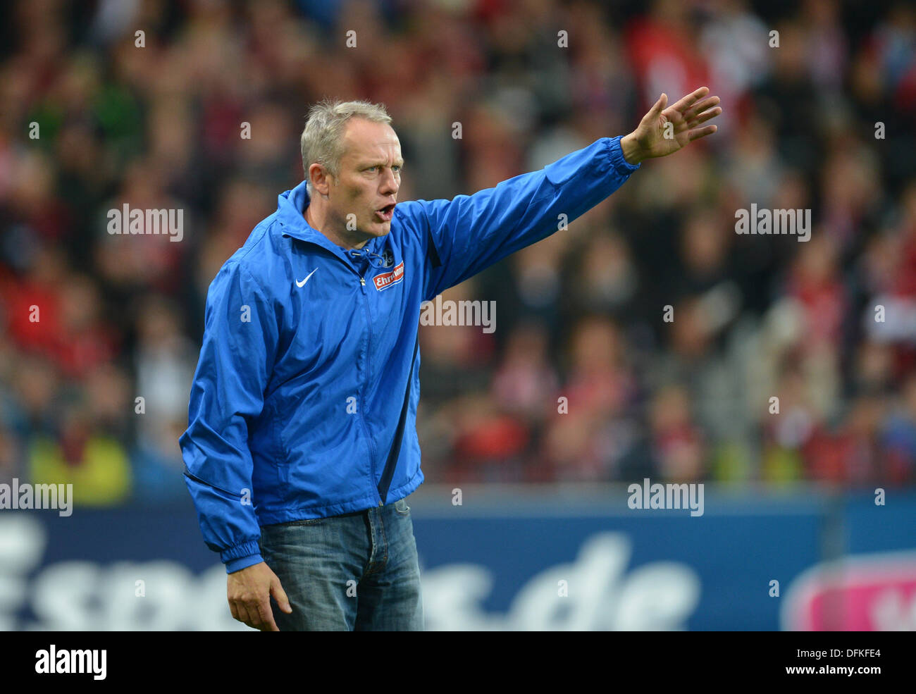 Freiburg, Allemagne. 06 Oct, 2013. L'entraîneur-chef de Fribourg Christian Streich réagit au cours de la Bundesliga match de foot entre Fribourg et de l'Eintracht Francfort à Mage Stade solaire à Freiburg, Allemagne, 06 octobre 2013. Photo : PATRICK SEEGER/dpa/Alamy Live News Banque D'Images