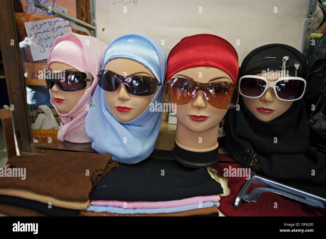 Voile islamique boutique dans la médina, Tunis. Tunisie Photo Stock - Alamy