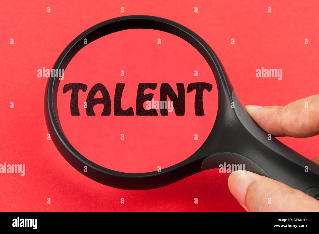 La recherche de talents concept avec une loupe en main Banque D'Images