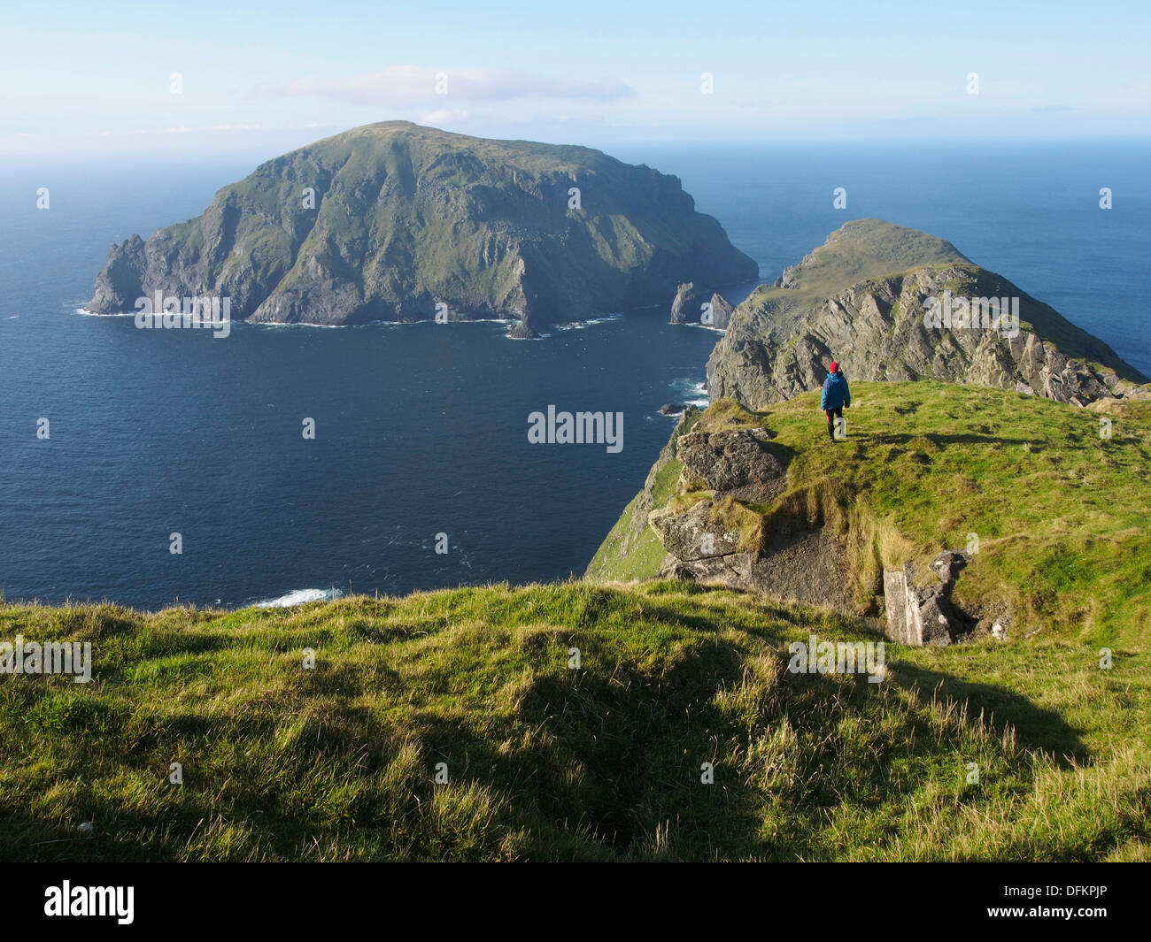 Walker sur Mullach Bi, hirta, St Kilda, à l'égard de Soay Banque D'Images