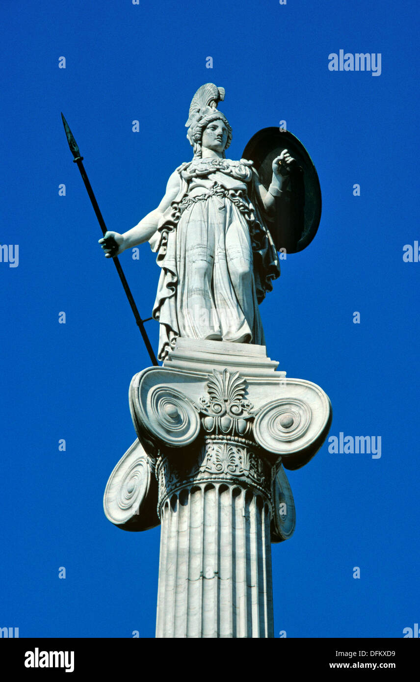 Statue Néo-Classique Athena Holding Shield & Spear, Au Sommet De La Colonne Ionic Classique, Flanquant À L'Académie D'Athènes Grèce Banque D'Images