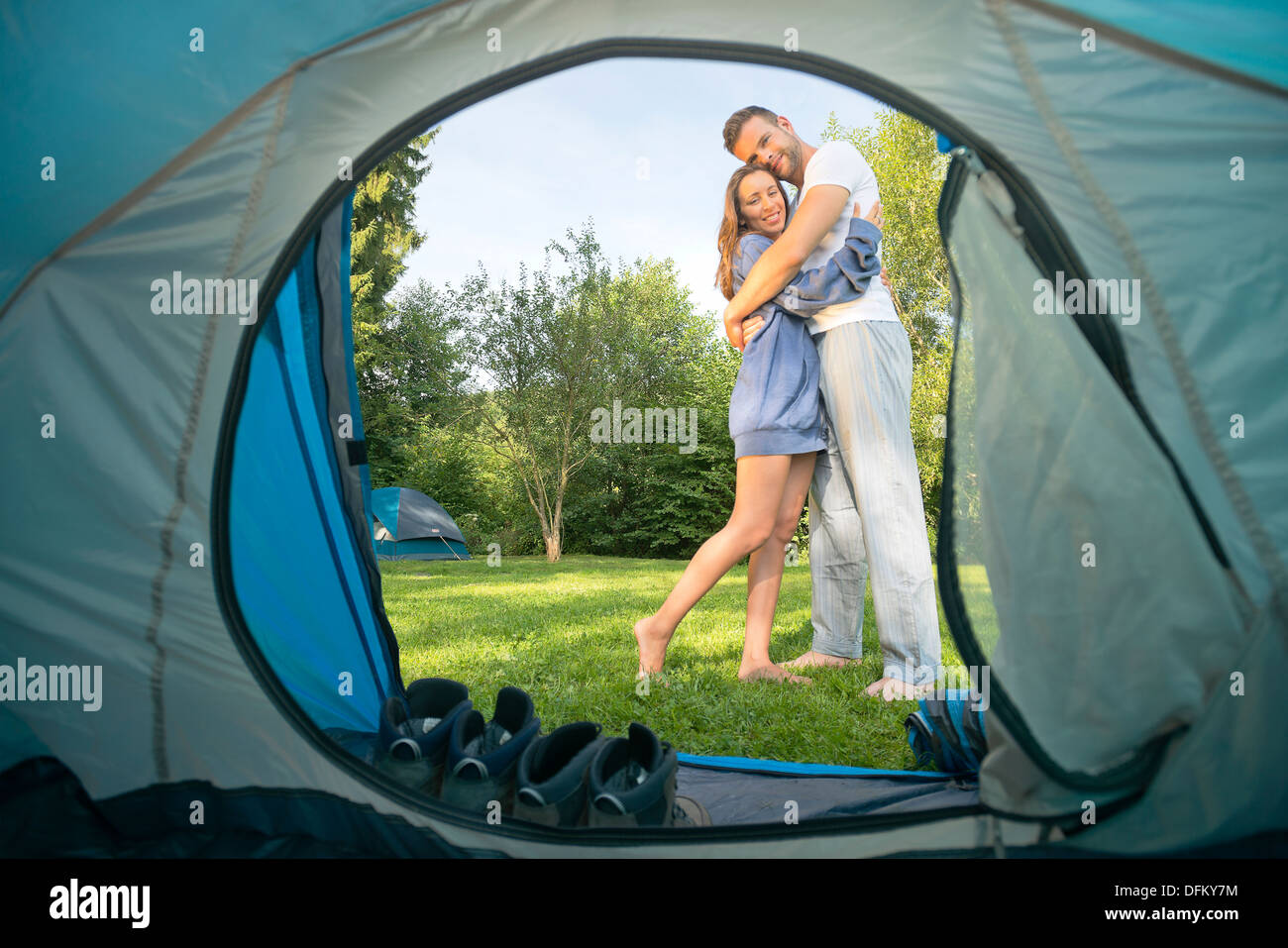 Portrait d'un jeune couple hugging devant une tente Banque D'Images