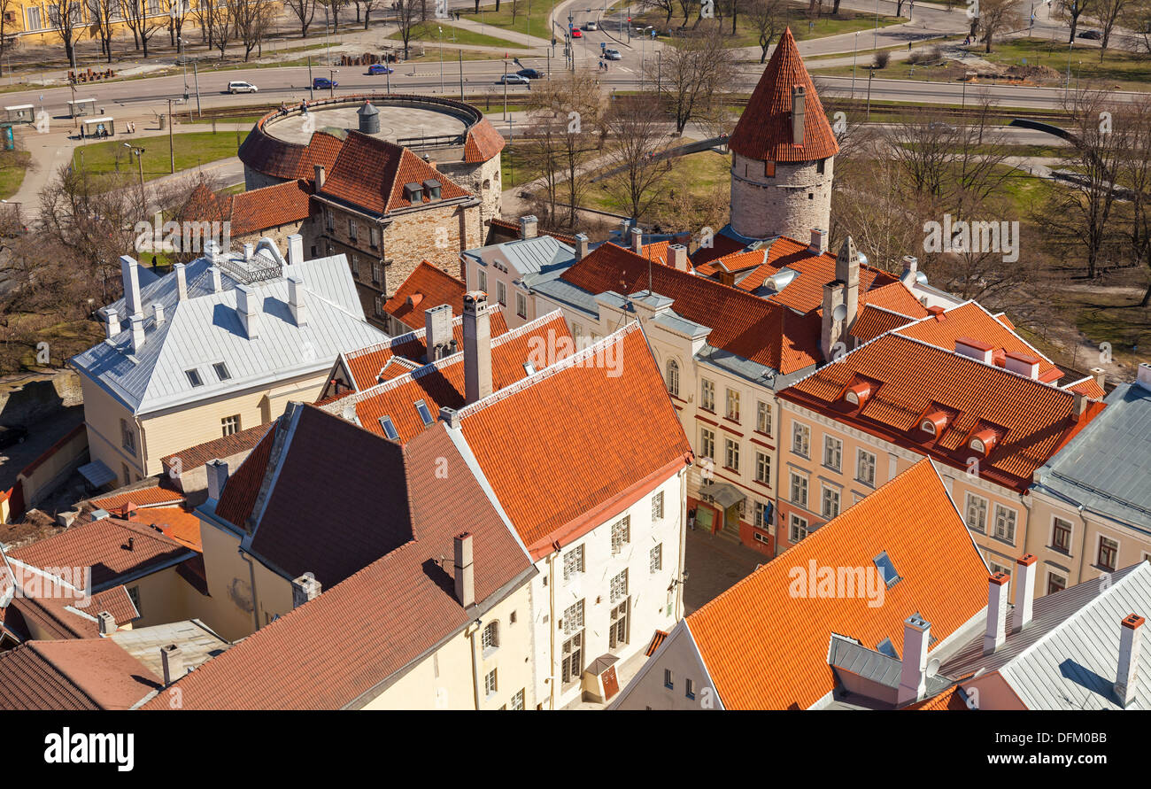Vue aérienne sur la vieille ville avec la forteresse à Tallinn, Estonie Banque D'Images