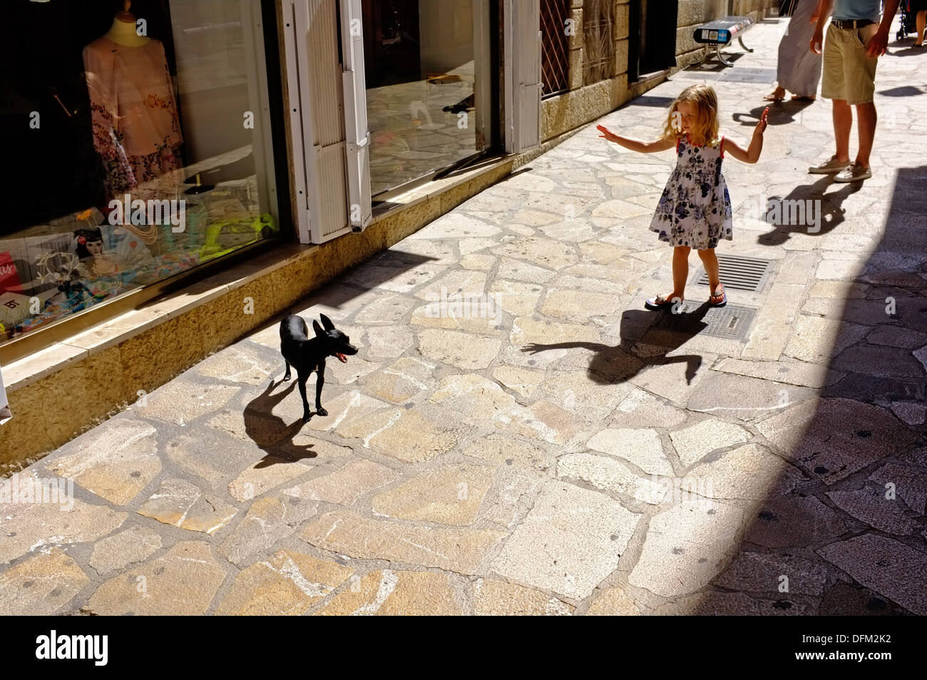 Girl chien dans street, Palma, Majorque Banque D'Images