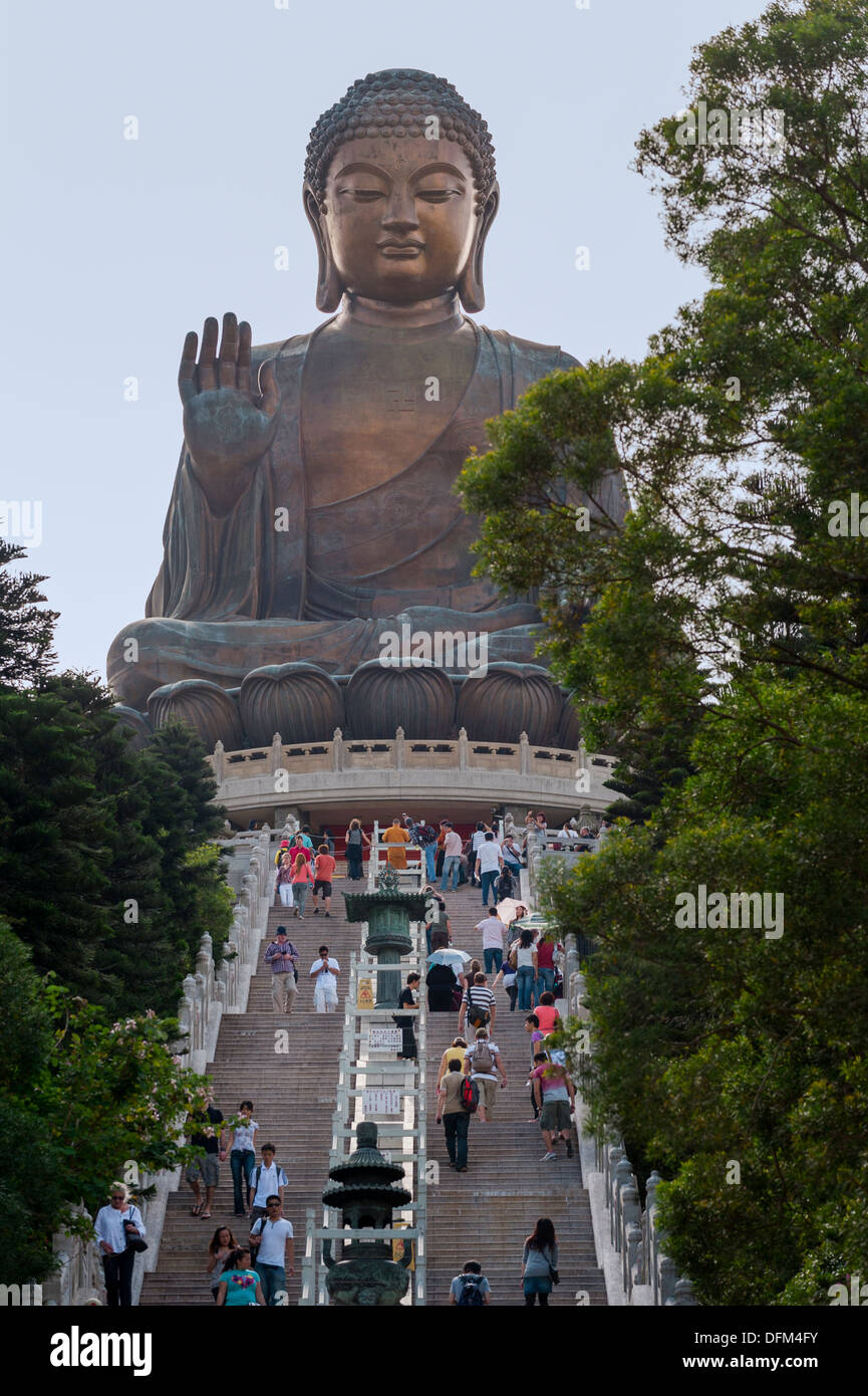 Les touristes visitant la le Grand Bouddha au monastère Po Lin, Lantau Island, Hong Kong Banque D'Images