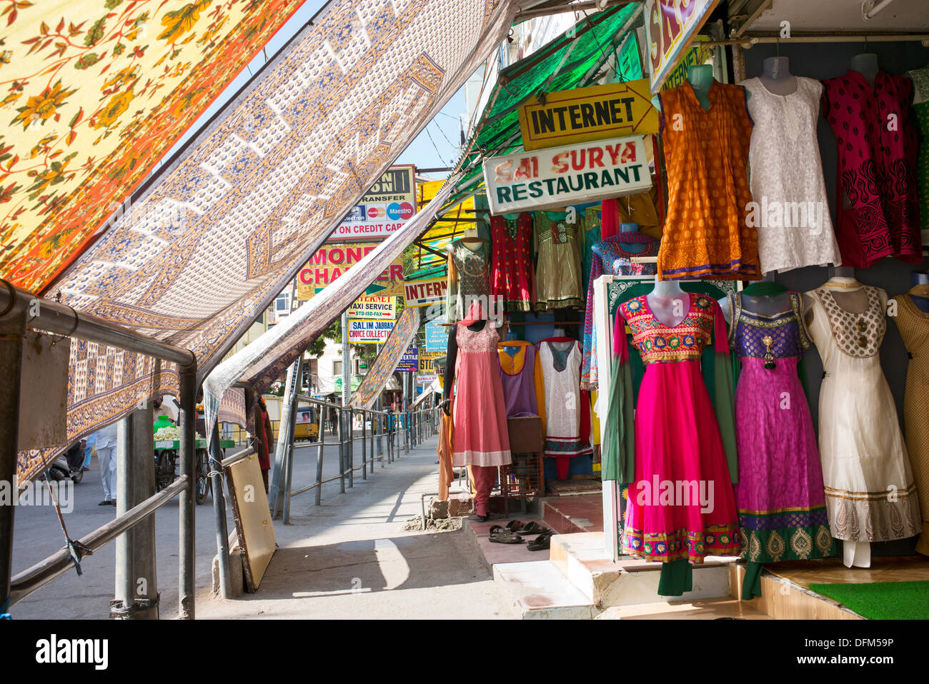 Puttaparthi magasins protégé du soleil par les feuilles. L'Andhra Pradesh, Inde Banque D'Images
