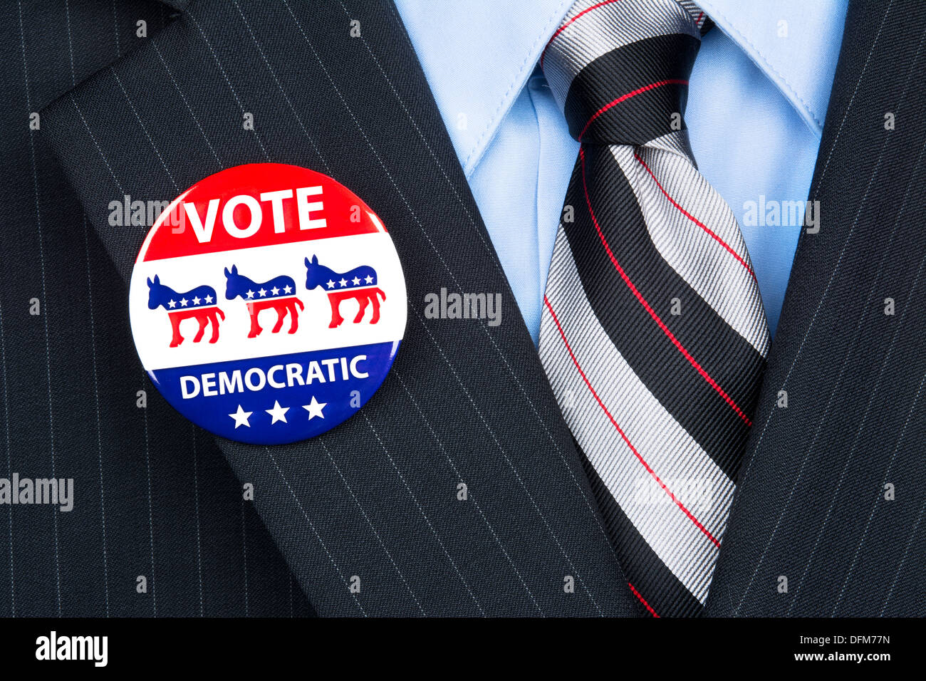 Un électeur démocratique porte fièrement son parti d'un insigne sur son costume cravate, Banque D'Images