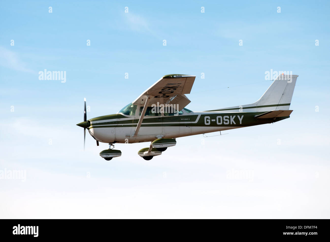Cessna 172 Skyhawk (G-OSKY) approche de Wellesbourne Airfield Banque D'Images Cessna 172 Skyhawk (G-OSKY) approche de Wellesbourne Airfield Banque D'Images
