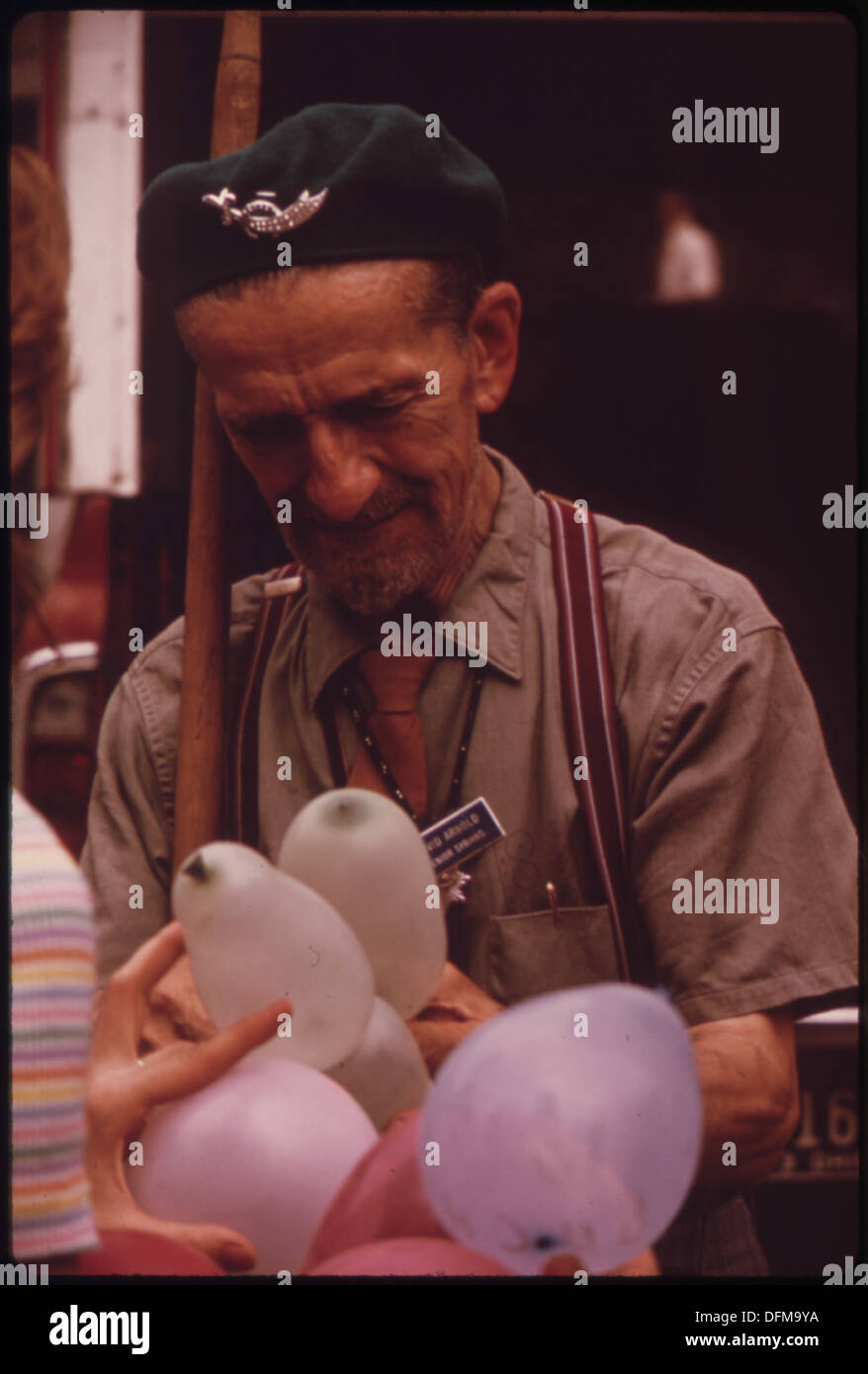 Un homme âgé tient des ballons pendant la Journée du suffrage des femmes à Fountain Square, un événement notable dans le mouvement pour le droit de vote des femmes aux États-Unis Banque D'Images