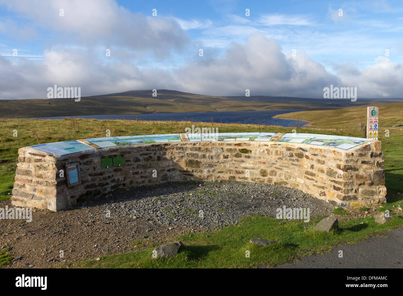 Des panneaux d'information avec Meldon Hill et réservoir vert vache dans l'arrière-plan North Pennines Teesdale County Durham UK Banque D'Images