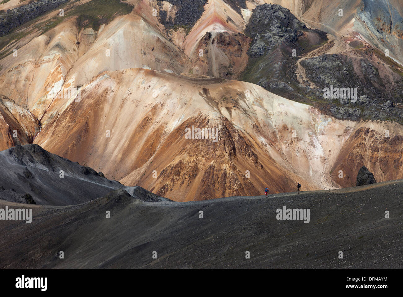 Les randonneurs Ordre décroissant l'arête ouest du Blahnukur avec le Volcan Brennisteinsalda derrière Landmannalaugar Islande Banque D'Images