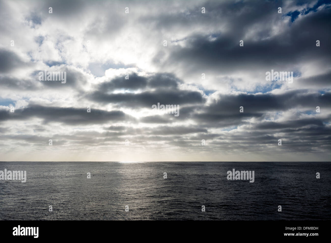 Un ciel d'orage sur l'océan comme le soleil se couche. Banque D'Images