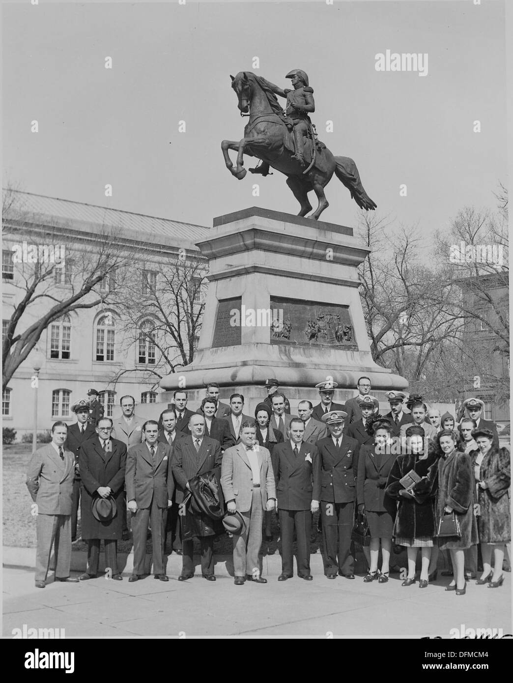 Oscar Ivanissevich, ambassadeur de l'Argentine, pose avec un groupe de personnes par la statue de l'American patriot... 199600 Banque D'Images