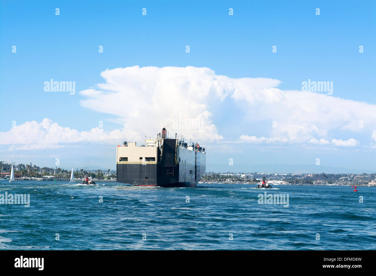 Un grand pétrolier commercial d'être guidée dans San Diego Harbor par deux remorqueurs au cours d'une journée ensoleillée. Banque D'Images