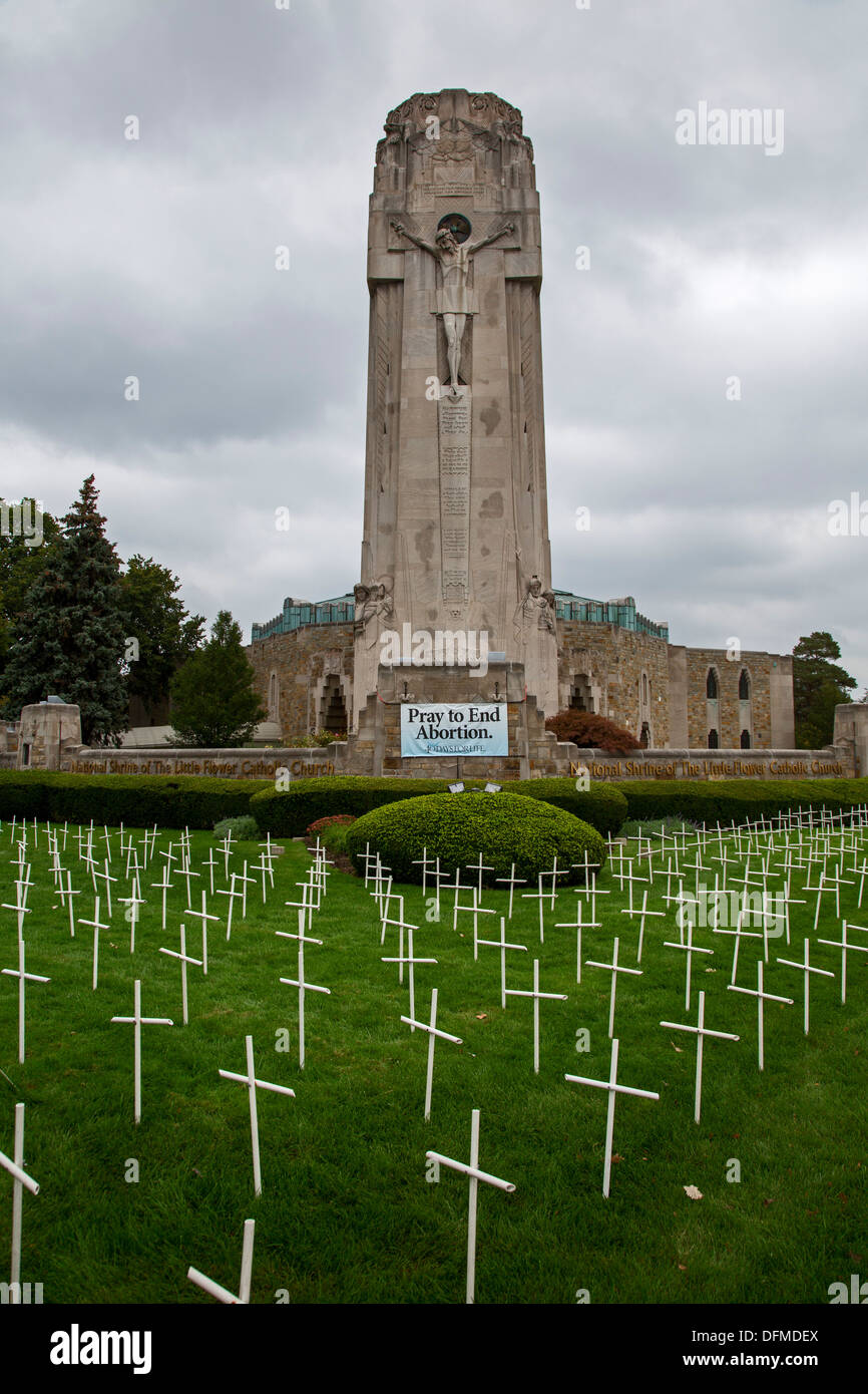 Croix sur la pelouse du Sanctuaire national de l'Église catholique petite fleur font partie de l'Eglise, dans sa campagne anti-avortement. Banque D'Images