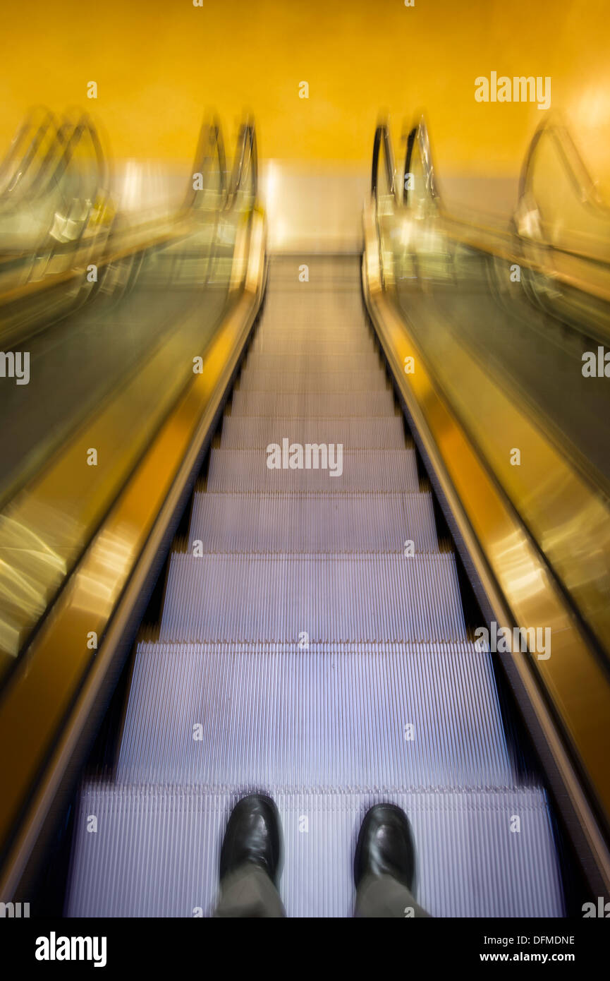 Pieds de l'homme d'Escalator Going Down Banque D'Images