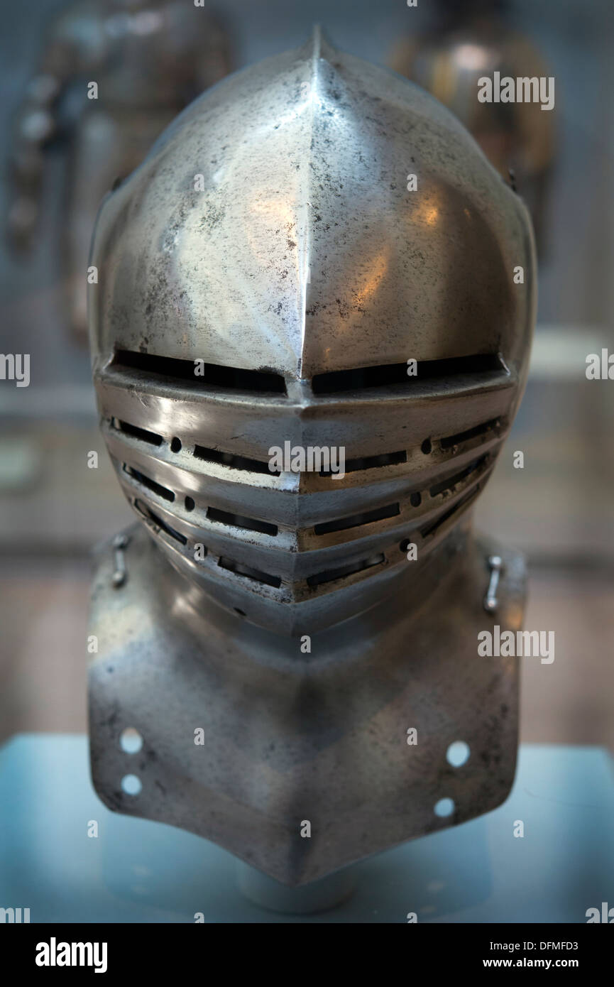 La barre du chevalier médiéval offrant une protection à un tournoi combattre Banque D'Images