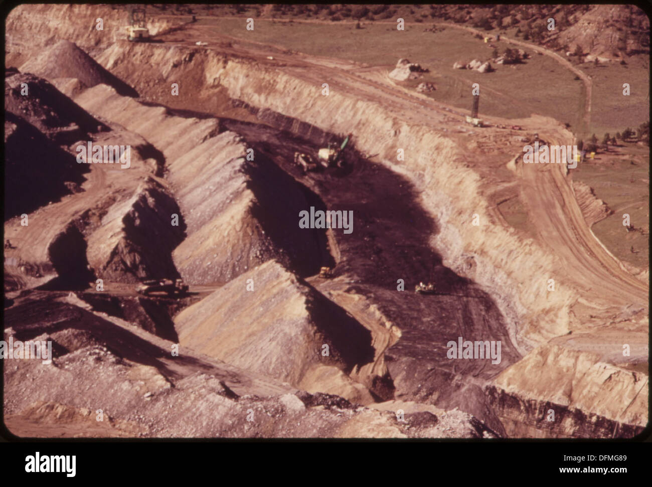 La mine à ciel ouvert de Peabody Coal Company, située au sud de Colstrip, au Montana, fait partie des plus grands champs de charbon de Powder River. La région s'étend sur 25 000 milles carrés, contribuant à la production d'énergie aux États-Unis. Banque D'Images