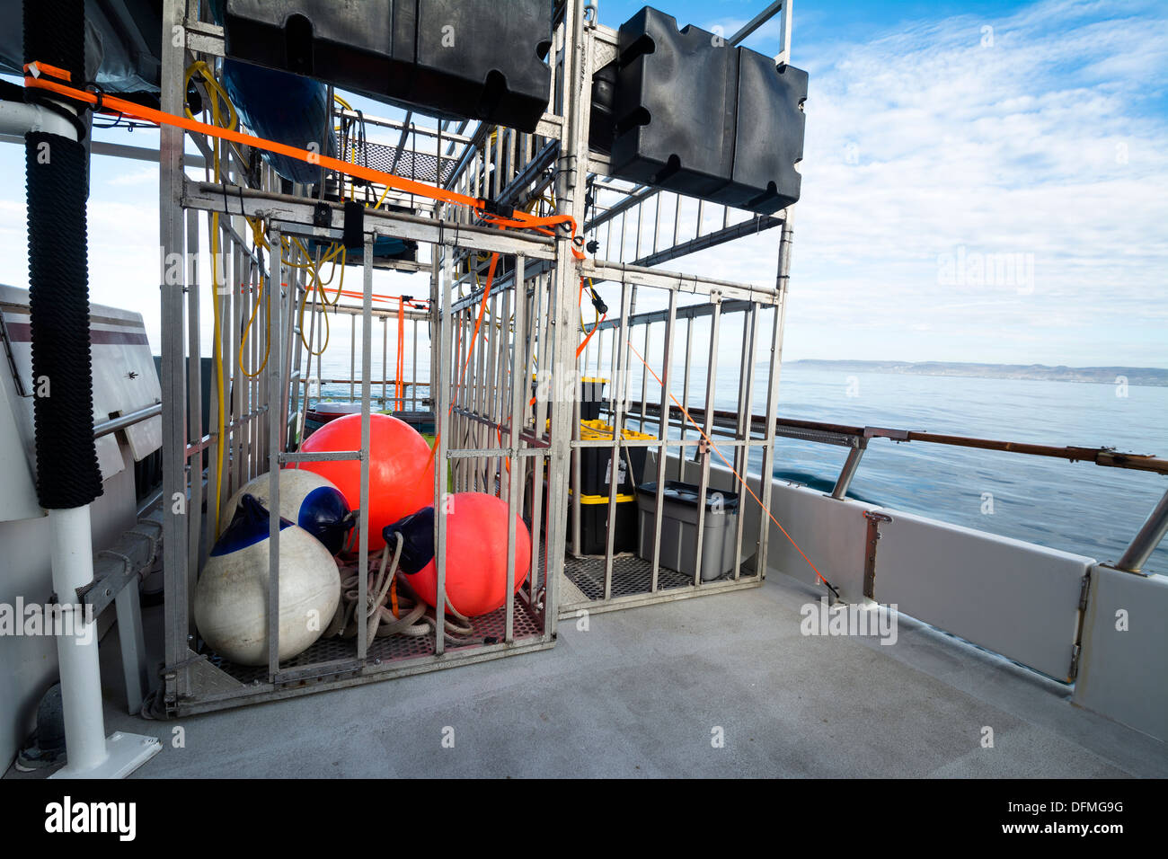 Deux cages plongée requins stockés sur un bateau pendant le transport vers les sites de plongée de requin. Banque D'Images