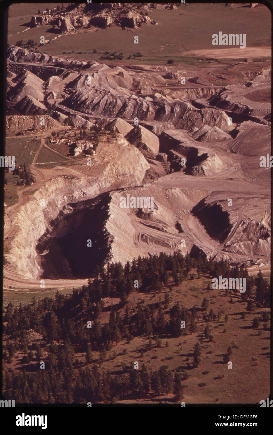 La Peabody Coal Company exploite une mine à ciel ouvert au sud de Colstrip, où le charbon est extrait de la terre par des méthodes d'exploitation minière à ciel ouvert. La mine produit du charbon pour la production d'énergie, contribuant ainsi aux besoins énergétiques de la région et soutenant l'industrie charbonnière aux États-Unis Banque D'Images