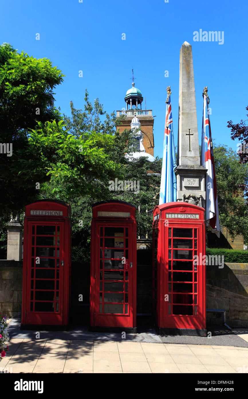 Boîtes de téléphone rouge et le War Memorial, du centre-ville vue sur la rue, ville de Northampton, Northamptonshire, Angleterre ; Grande-Bretagne ; UK Banque D'Images