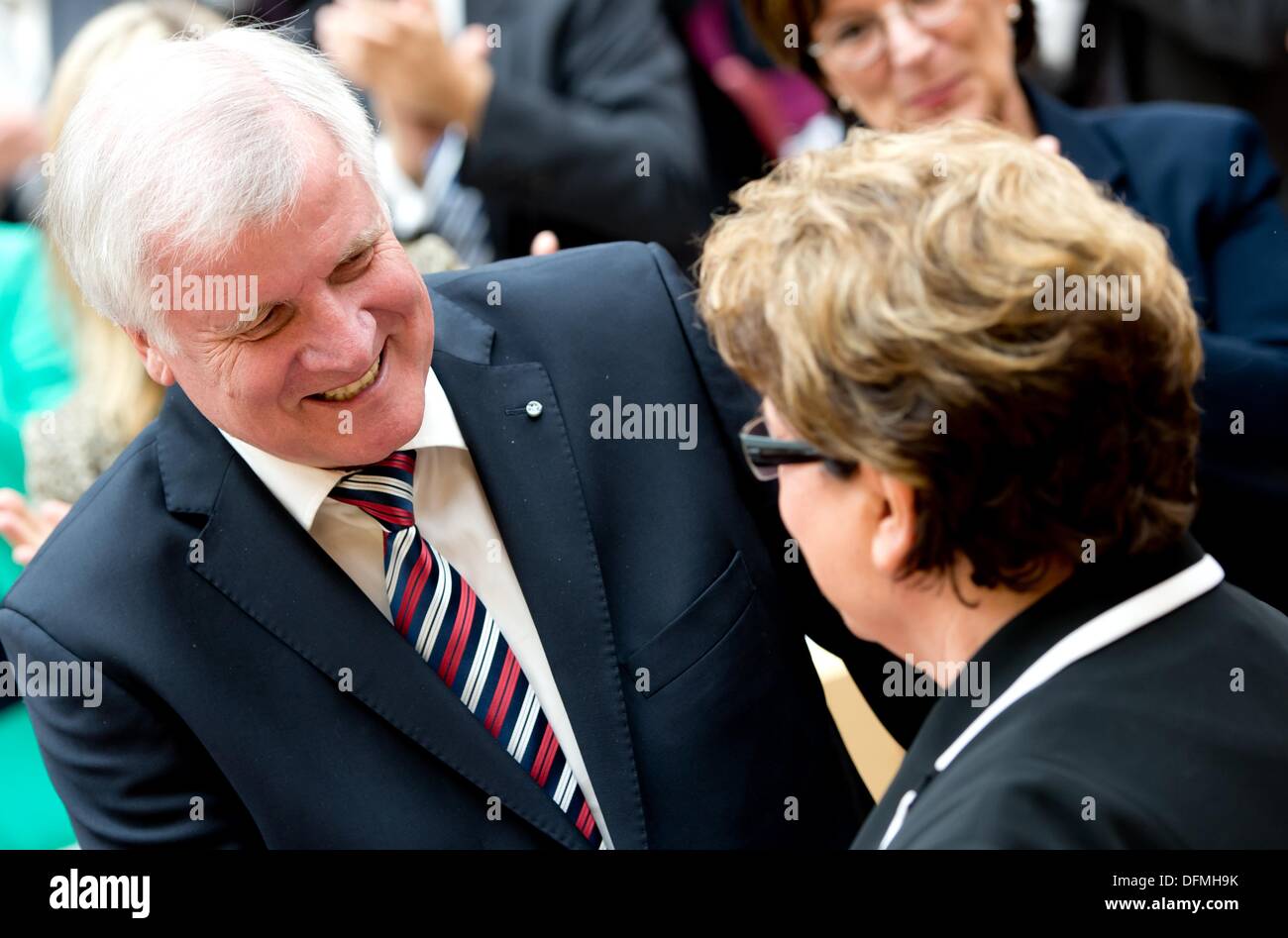 Munich, Allemagne. 07Th Oct, 2013. Le Premier Ministre bavarois Horst Seehofer (CSU) félicite réélu président du parlement de la Bavière, Mme Barbara Stamm (CSU), le parlement de l'État de Bavière à Munich, Allemagne, 07 octobre 2013. Les membres du parlement de la Bavière à l'élection du comité exécutif du parlement de l'état dans la première et la session constitutive de l'état le parlement trois semaines après les élections en Bavière. Photo : SVEN HOPPE/dpa/Alamy Live News Banque D'Images