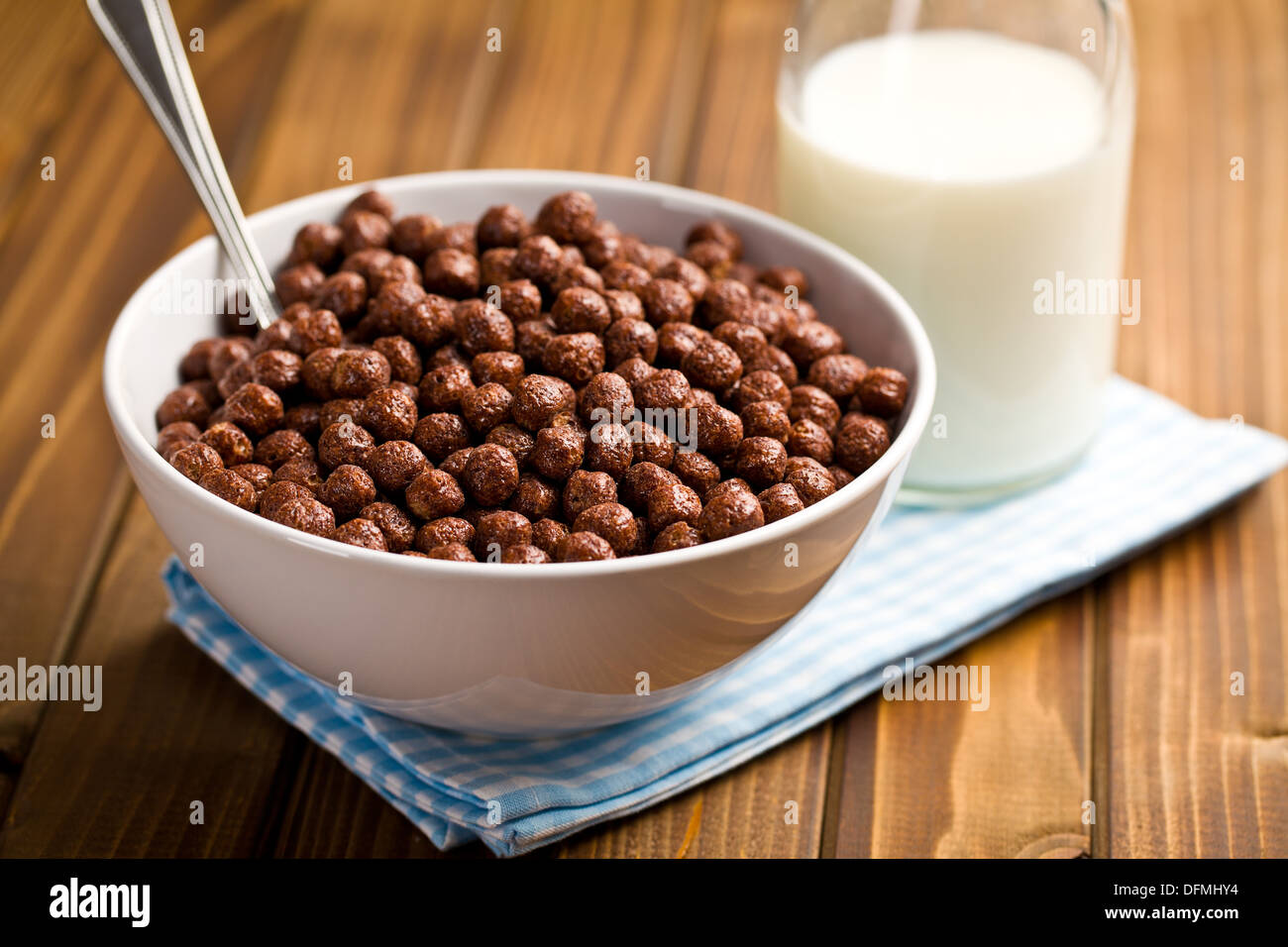 Dans un bol de céréales au chocolat et le lait sur la table en bois Photo  Stock - Alamy